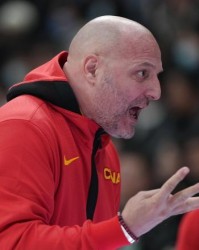 B体育赛事资讯-【现场】乔帅频频扬起的双手 写满了面对强敌的无奈