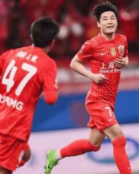 B体育体育报道-巨大争议！上海海港又获裁判“照顾”，吾米提江故意撞人逃红牌|青岛市|贺凯|宋浩宇|青岛西海岸|中超联赛_新浪体育_新浪新闻