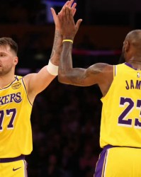 里皇32分7板6助+绝平！卢卡30分11板13助+绝杀！湖人王炸逆天改命