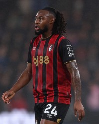 纽卡0-2曼城：尽管VAR闹剧，塞梅尼奥在曼城的梦幻开局仍在继续，豪伊怒火中烧